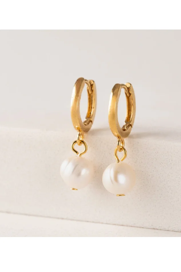 AMARI PEARL HUGGIE DROP EARRINGS