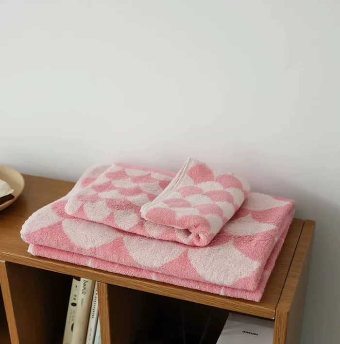 Scallop Design Beach Towel – Pink